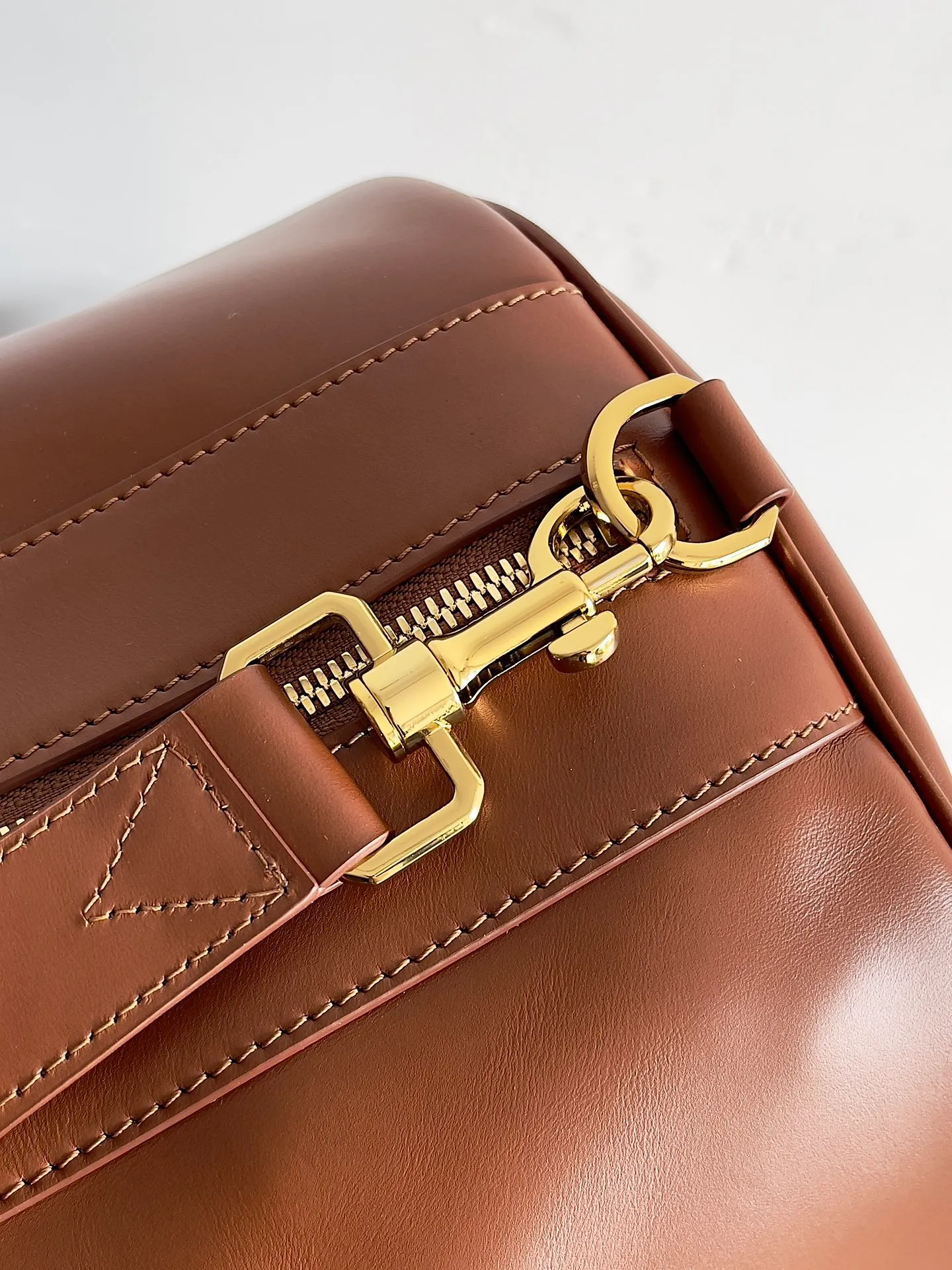Batch 3240 Bottega Veneta's new travel bag is a super retro glossy leather travel bag with leather piping of the same color, equipped with handles and shoulder straps of the same color, double zipper closure, classic design, simple and elegant, the leather is soft and durable, and it adds a unique texture as time goes by. In terms of capacity, it can fully meet daily needs, and its practicality is perfect💯. Carrying it on your back will always turn heads when you go out. Style number: 795287 (650066) Size: 55*29*24cm